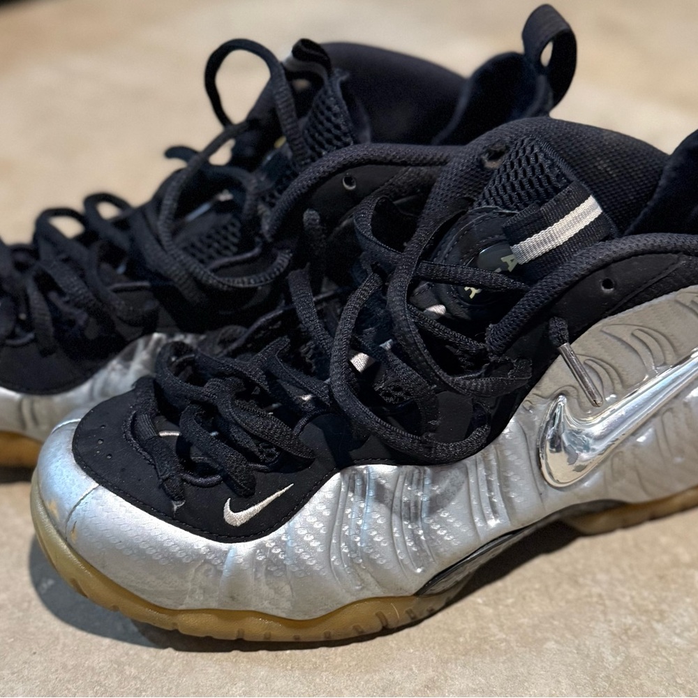 Nike Men's Silver and Black Athletic Shoes